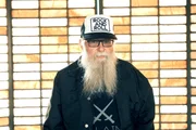 Der französische Radiomoderator Francis Zégut führt durch das Hellfest 2018: drei Tage, sechs Bühnen, 180.000 Zuschauer und die weltweite Crème de la Crème der Metal-Künstler.