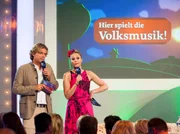 Hubsi Trenkwalder und Ruth Moschner führen durch den Reigen der volkstümlichen Schlager.