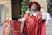 Kyrill Miller als Leierkastenmann in den Straßen St. Petersburgs