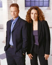 Detective Mac Taylor (Gary Sinise) und Spurensicherungsexpertin Stella Bonasera (Melina Kanakaredes) entgeht nichts! -- Die Verwendung des VOX-Bildmaterials ist nur zur redaktionellen Berichterstattung im Zusammenhang mit der jeweiligen Sendung unter Angabe der Credits/Quellenangaben und Beachtung der uner http://kommunikation.VOX.de genannten Nutzungsbeschränkung erlaubt