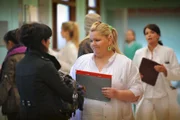 Nicole Bettermann (Stephanie Stumph, l.) möchte von Frauke Prinz (Manuela Wisbeck, M.) und Dr. Jasmin Jonas (Gerit Kling, r.) Auskunft darüber, wie es ihrem angeschossenen Freund geht.