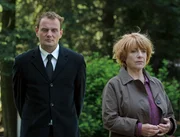 Bei der Beerdigung der Laborantin Josephine Merkur: Bella Block (Hannelore Hoger) und ihr Kollege Jan Martensen (Devid Striesow).