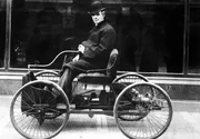 ARD/SWR Im Rahmen der ARD-Themenwoche "Der mobile Mensch" AUTOLEGENDEN, Teil 2: "Henry Ford", Film von Tilman Achtnich, am Samstag (28.05.11) um 17:05 Uhr im ERSTEN.
Henry Ford auf seinem Quadricycle, dem ersten Ford Automobil , ca 1900.