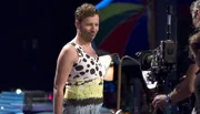 Moderator der Sendung: Thorsten Schorn posiert im schicken Kleid.