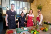 Die "Xenius"-Moderatoren Emilie und Adrian und die beiden Chefköche Jacques Marmonier und Jennifer Dos Santos lachen in die Kamera.