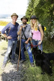 WDR Fernsehen MIT BOCK DURCHS LAND, "Folge 3 Kraus und Krause retten ein Dorf", am Mittwoch (03.06.15) um 21:00 Uhr.
Sonya Kraus und Pierre M. Krause begleiten Wanderschäfer Maik Randolph (Mitte) und seine Herde durch wunderschöne Wälder und Naturschutzgebiete.