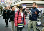 Kameramann Nathan Mauger (rechts) und China-Korrespondentin Barbara Lüthi (links hinten) bei Dreharbeiten in Tokio mit DJ Yummy (Mitte)