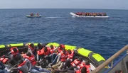 Warten und Bangen auf hoher See: Fünf lange Stunden dauert es, bis die Sea-Watch-Leute Unterstützung bekommen. Kein Frontex-Boot, kein Schiff der italienischen Küstenwache weit und breit. Die Helfer von "Ärzte ohne Grenzen" retten die Flüchtlinge.