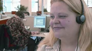 Leslie Bomba im Call-Center