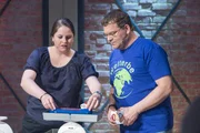Die Physikerin Katharina Bock erklärt Elton, wie ein Schiffshebewerk funktioniert.
