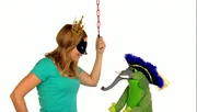 Auch Tanja und Knolle haben sich verkleidet, aber irgendetwas stimmt mit ihren Kostümen nicht.