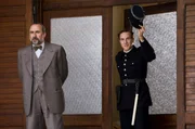 v.l.n.r. Larosière (Antoine Dulery) und Lampion (Marius Colucci)