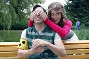 Na, wer bin ich wohl? Ihm (Alexander Schubert, l.) ist klar, dass nur Kathrin (Judith Richter, r.) solche Scherze mag. Aber ist das bei einem Blinden wirklich angemessen...?