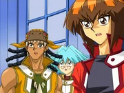 Hassleberry (li.), Syrus (mi.) und Jaden (re.) beobachten das Duell, doch es sieht nicht gut für Aster aus...