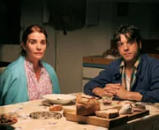 Catherines Nachbarn Maryse (Christine Citti) und Serge (Marc Citti) machen sich große Sorgen um ihren Sohn Joseph.