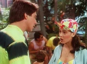 Samantha (Alyssa Milano, r.) ist sauer: Ihr Vater (Tony Danza, l.) tritt wie befürchtet als Moralapostel auf.