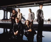 Das CSI-New-York-Team (v.l.): Aiden (Vanessa Ferlito), Messer (Carmine Giovinazzo), Dr. Hawkes (Hill Harper) und Det. Flack (Eddie Cahill). Kniend: Det. Taylor (Gary Sinise) und Bonasera (Melina Kanakaredes).