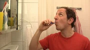 In den Lach- und Sachgeschichten geht es heute ums Thema Zähne. Jakob putzt sich die Zähne, und durch die Schrubberei entsteht ein kleines Lied.