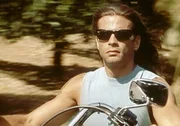 Reno Raines (Lorenzo Lamas) hat einem sterbenden Killer versprochen, auf seine Tochter aufzupassen.