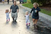 Our Little Family (uitz. 3 juni 2015)
Dan en Michelle aan de wandel met Cate and CeCe.