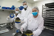 Valérie Sabeau (re.) zeigt den "„Xenius"“-Moderatoren Emilie (li.) und Adrian (Mi.), wie unter hygienischen Bedingungen der Kaviar gewonnen, gewaschen und gesalzen wird, um dann in Metalldosen gekühlt transportiert zu werden.