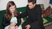 Inki (16) spielt dem netten Geistlichen etwas vor..