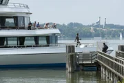 In der Wohnung der Toten findet Staller (Helmfried von Lüttichau, r.) eine Einladung zu einem Polterabend auf der MS Starnberg - an ihrem vermuteten Todestag ...