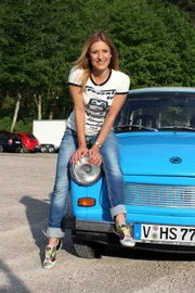 MDR Fernsehen SOMMER BEI UNS, "Sommer, Sonne, Stefanie, Teil 1; Auf geht's nach Kärnten", am Montag (21.07.14) um 19:50 Uhr.
Stefanie Hertel mit Trabi