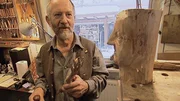 Der Bildhauer Bruno Karbacher.