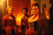 Fanny Lambert (Bronwyn James, r.), Harriet Lennox (Pippa Bennett-Warner, M.)