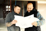 Sven (l.) und Detlef Steves checken die Baupläne.