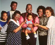 1. Staffel: (v.l.) Laura (Kellie Shanygne Williams), Eddie (Darius McCrary), Estelle (Roretta LeNoir), Carl (Reginald VelJohnson) mit dem kleinen Richie, Harriette (JoMarie Payton) und Rachel (Telma Hopkins).