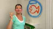 Anke Engelke führt als Zauberin „Anke Lepanke“ einen spektakulären Zaubertrick mit einem einfachen Strohhalm vor.