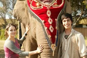 Alex Wilson (Emily Robins, li.) und Kuru (Miles Szantos, re.) und die Elefantendame Anala sind die Hauptdarsteller in der Serie "Elephant Princess - Zurück nach Manjipoor".