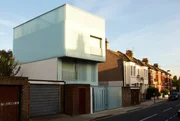 Designer Kevin McCloud führt es nach Brixton im Süden Londons, wo die Bauherren Mary Martin und Carl Turner ihren minimalistischen Traum eines Hauses, das gänzlich aus aufeinander geschichteten Glaswürfeln besteht, wahrmachen wollen.