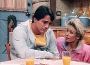 Seit Samantha einen festen Freund hat fühlt sich Tony (Tony Danza, l.) vernachlässigt. Angela (Judith Light) versucht, ihn aufzumuntern.