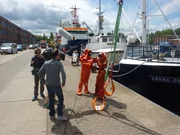 Schiffsrettungsübung im Seenotrettungsanzug