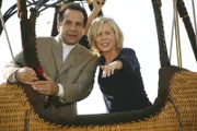 Der Heißluftballon, in dem sich Monk (Tony Shalhoub) und Natalie (Traylor Howard) verstecken, wird absichtlich gelöst und als sie in der Luft sind, wird auf den Ballon geschossen.