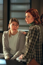 L-R: Dawn Summers (Michelle Trachtenberg), Willow Rosenberg (Alyson Hannigan) der Welt