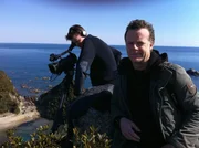 Reporter Jenke von Wilmsdorff (re.) verfolgt in Japan profitgierige Delfinjäger und wird Zeuge ihrer hinterhältigen Tötungsmethoden.