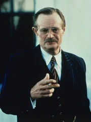 Billy Fawcett (David McCallum).