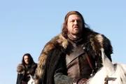 Ned Stark (Sean Bean) zieht als neue Hand des Königs mit Robert Baratheon und seinen Töchtern nach Süden.