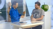Was passiert beim Sodbrennen? Mit einem Schlauch demonstriert Matthias Riedl, wie durch den Reflux die Speiseröhre von Benjamin M. geschädigt wird.