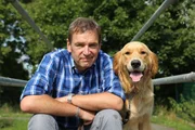 Hunde: Ihr Geheimnis ist nicht nur der Hund, sondern auch die Menschen, die sie erziehen, aufziehen und mit ihnen leben. Denn es ist nicht einfach, ein moderner Hund zu sein. Tierarzt Marc Evans zeigt auf, was Hund und Herrchen wirklich brauchen ...