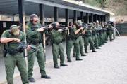 Die Kleinstadt Nogales an der Grenze zwischen dem US-Bundesstaat Arizona und dem mexikanischen Bundesstaat Sonora ist einer der wichtigsten Grenzübergänge zwischen den USA und Mexiko. Auf amerikanischer Seite wird die Grenze von den Beamten des Heimatschutzministeriums auf dem Boden und aus der Luft überwacht. Ihre Aufgaben sind klar: Festnahme von Schmugglern, illegalen Einwanderern und Terroristen. Diesmal müssen sie einen illegalen Geldtransport nach Sonora aufhalten und eine Gruppe von Einwanderern in der Wüste vor dem sicheren Tod bewahren. Schließlich entdecken sie zwei kleine Mädchen, die auf verstecktem Weg in die Vereinigten Staaten eingeschleust werden sollten.