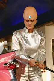 Ein Pfarrer im Alien-Kostüm wurde ermordet. Hat ein Konkurrent (Vincent Ward) auf dem hart umkämpften Heiratsmarkt den Geistlichen auf dem Gewissen?