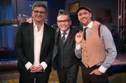 Gastgeber Götz Alsmann begrüßt heute Schauspieler Hans Sigl (l) und Sänger Max Mutzke (r).