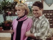 Tony (Tony Danza, l.) und Angela (Judith Light, r.) besichtigen ihre Traumhäuser.