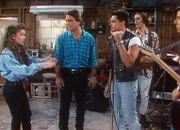 Samantha (Alyssa Milano, l.) erklärt Tony (Tony Danza, 2.v.l.), dass sie eine Band managt.