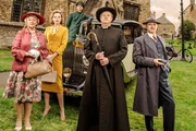 Mrs McCarthy (Sorcha Cusack.l), Lady Felicia (Nancy Carroll), Father Brown (Mark Williams.v), Sid Carter (Alex Price.h) und Inspector Sullivan (Tom Chambers.r)